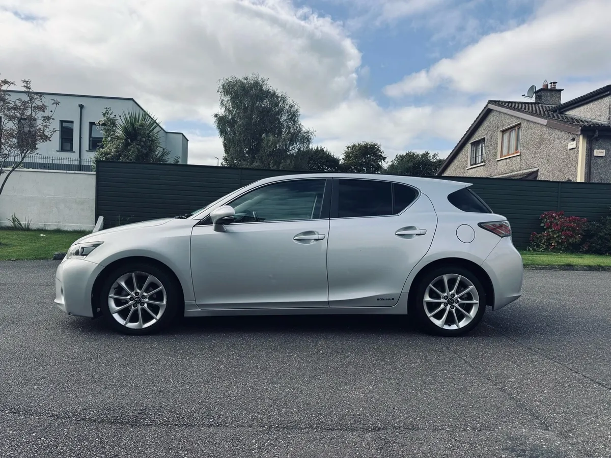 Lexus CT200h High Spec Mint Condition - Image 2
