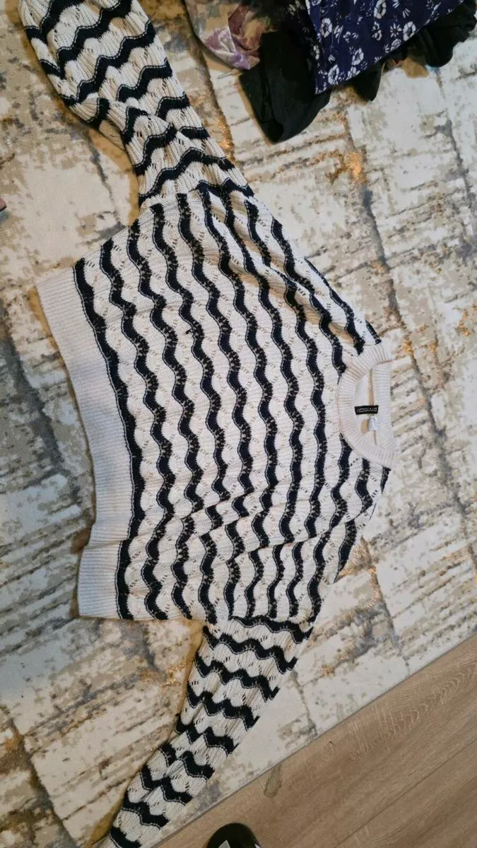 Set of 2 trendy crop tops - Image 2