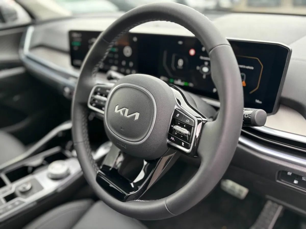 Kia Sorento 1.6 Plug in hybrid SEM ( 7 Seats ) - Image 3