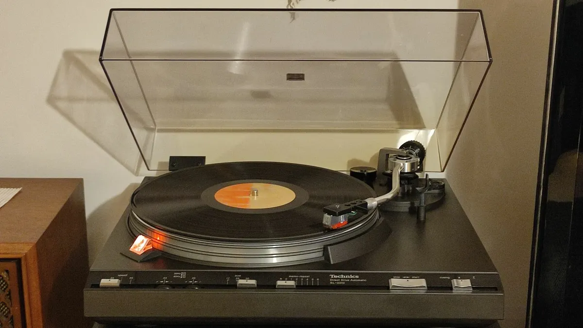Technics SL-3310 FullAutoDirect-Drive Turntable. - Image 1