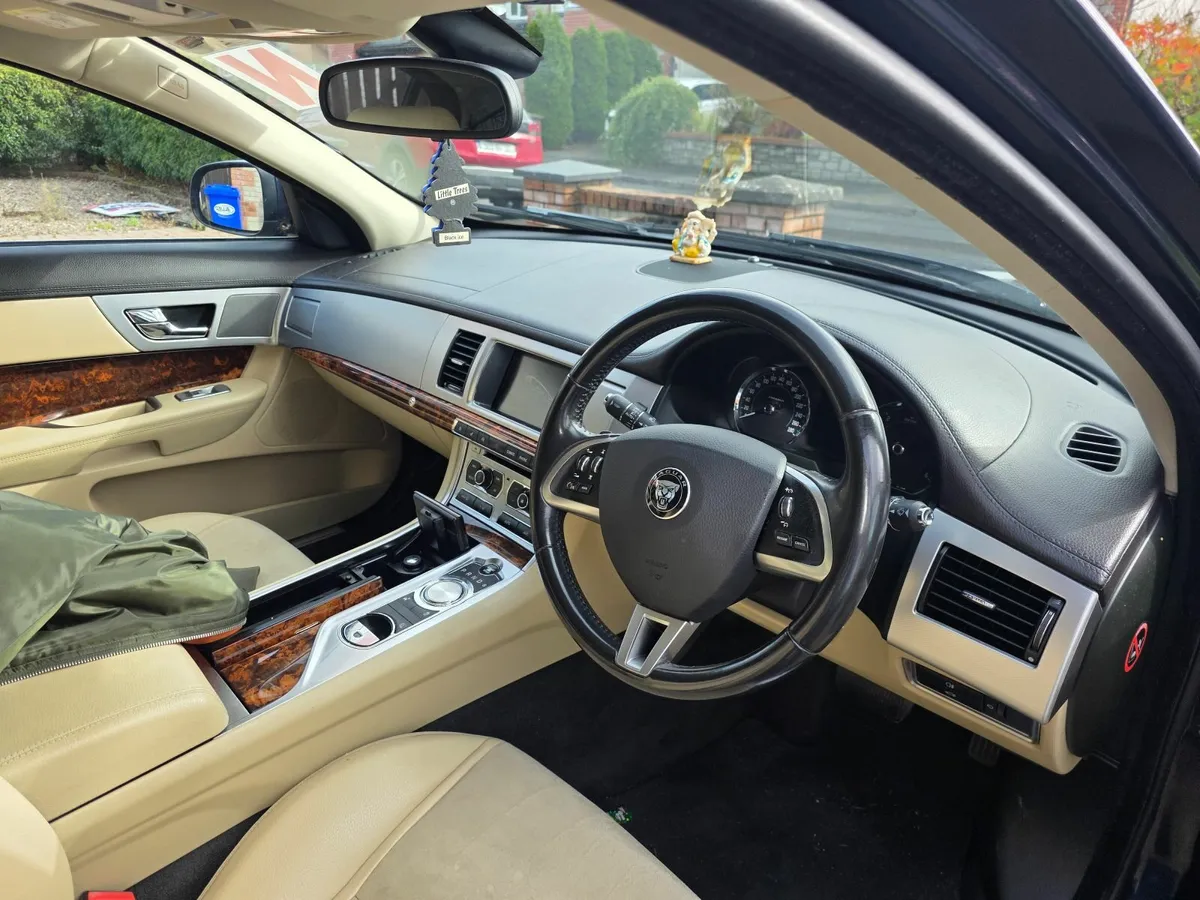 Jaguar XF 2014 - Image 2