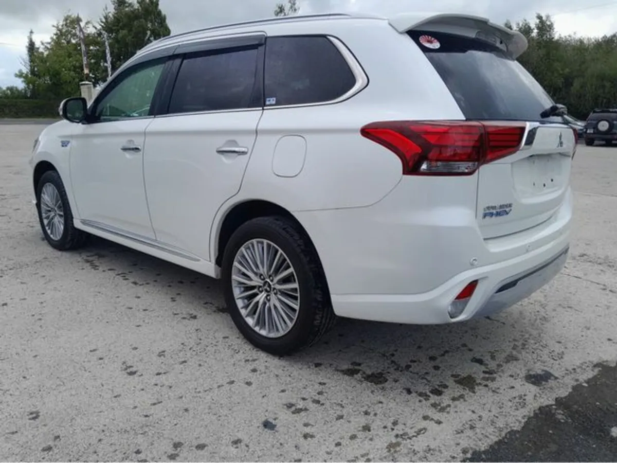 Mitsubishi Outlander Plug In Hybird 5 Seater 5 Doo - Image 4