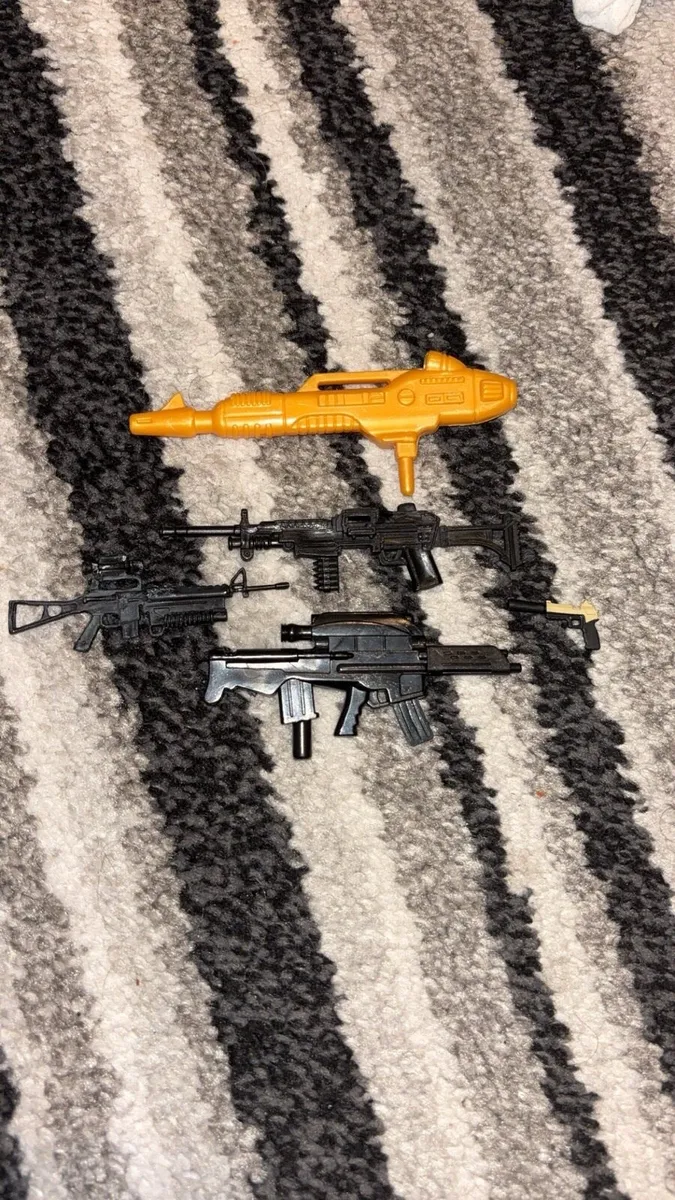 Guns & Armour Figures - Image 1