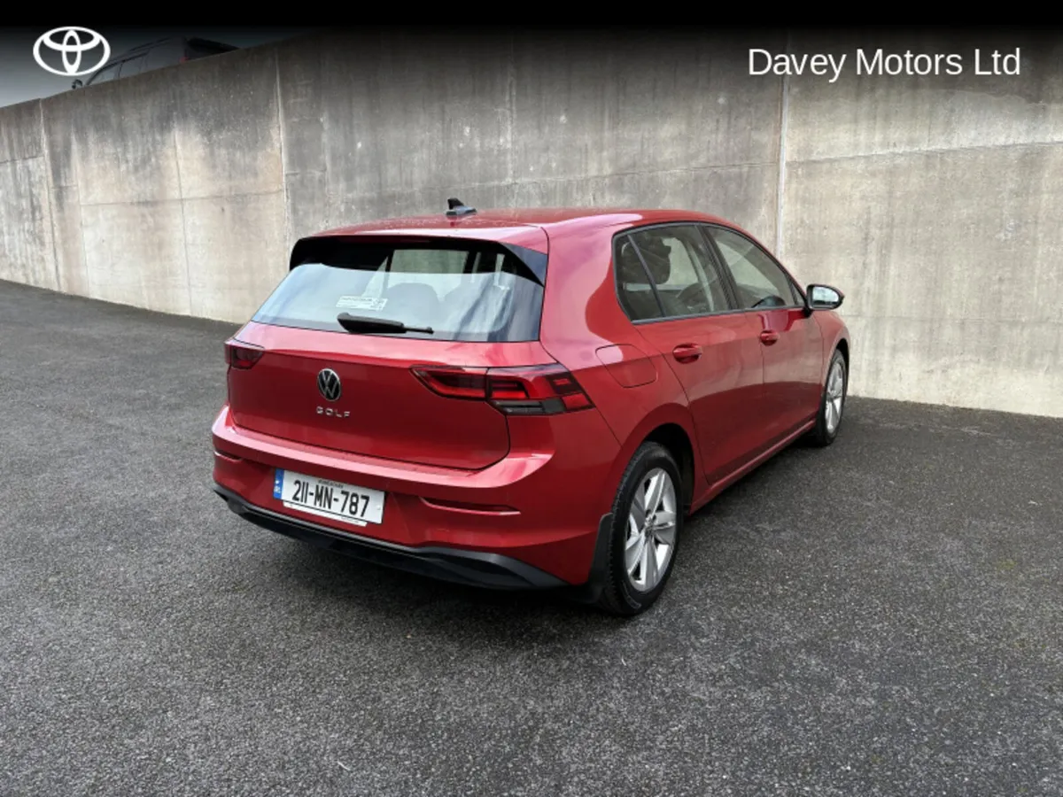 Volkswagen Golf LIFE 2.0 TDI 115HP 5DR - Image 2