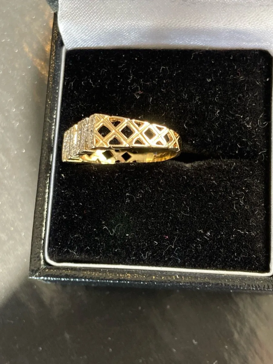 9ct Gold MUM Ring with CZ Stones - Image 2
