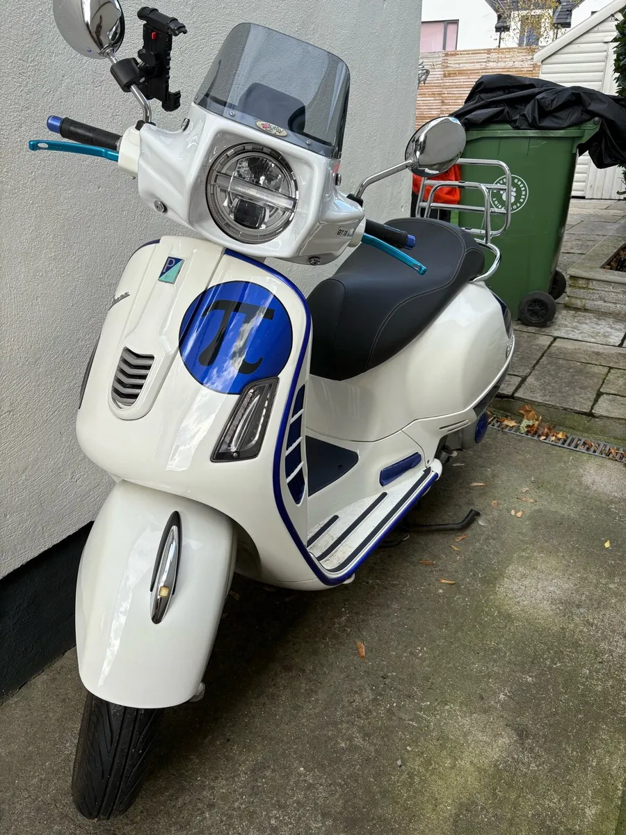 Vespa GTS 300 Super - Image 1