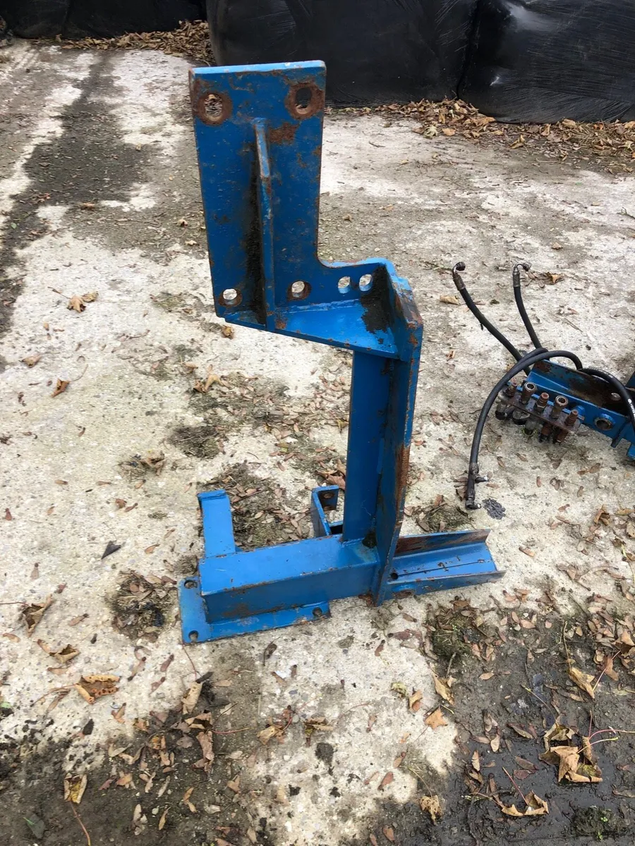 Ford  tractor  front  loader - Image 3
