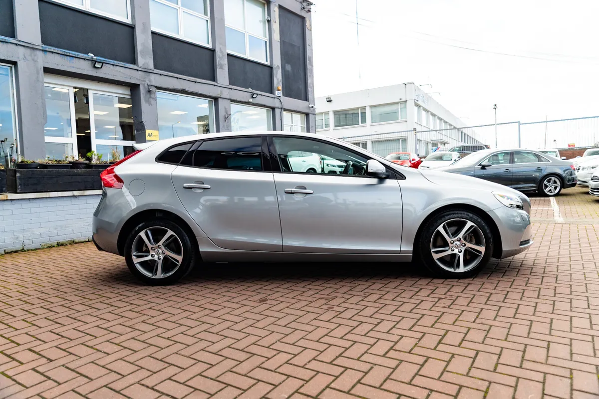 2.0D4 LUXURY EDITION 5DR HATCHBACK AUTOMATIC // BU - Image 2
