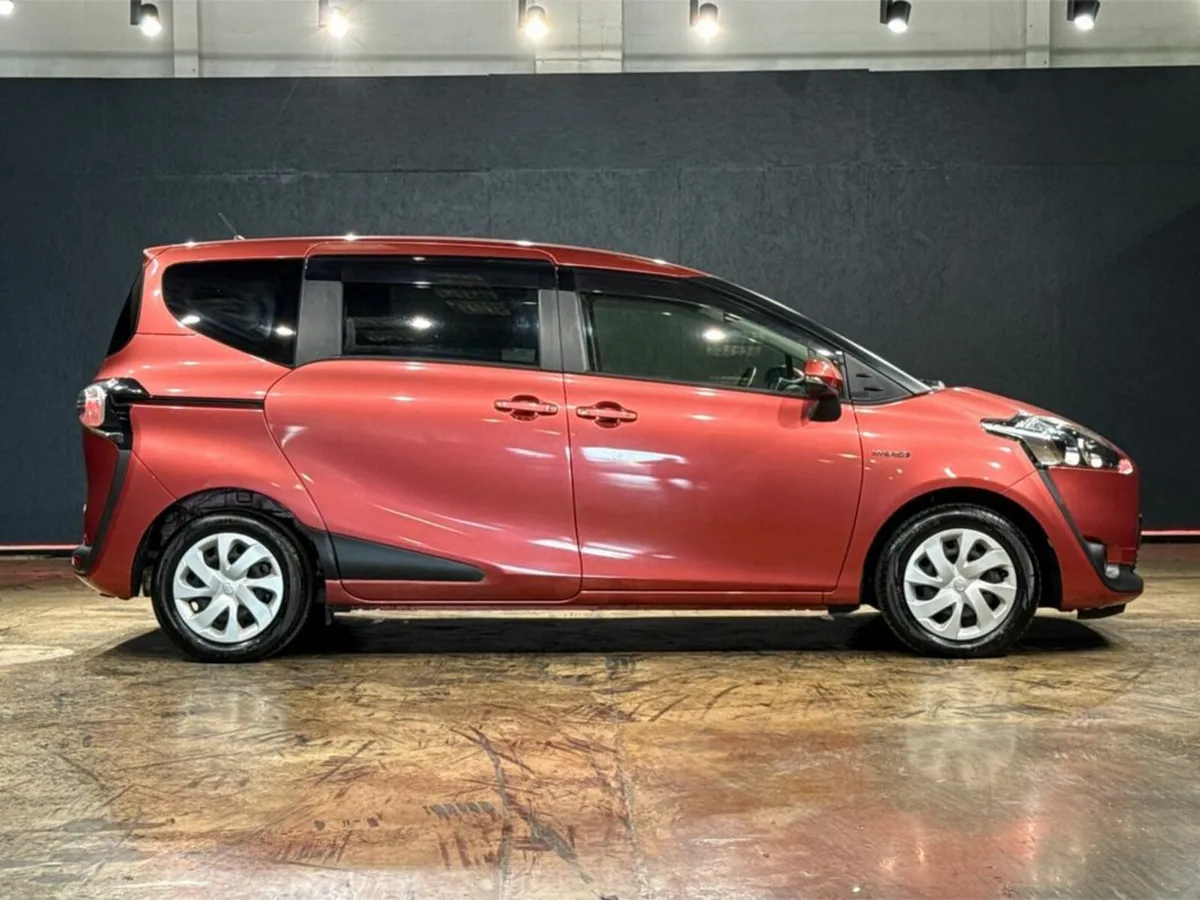 Toyota Sienta 1.5 HYBRID - CRUISE CONTROL - REVERS - Image 3