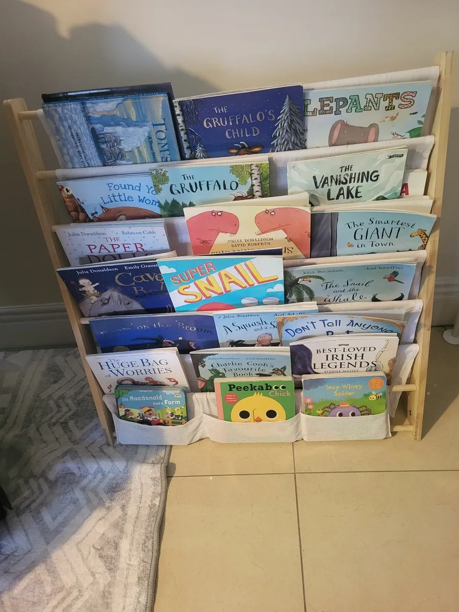 Tiered bookshelf for children's room - Image 1