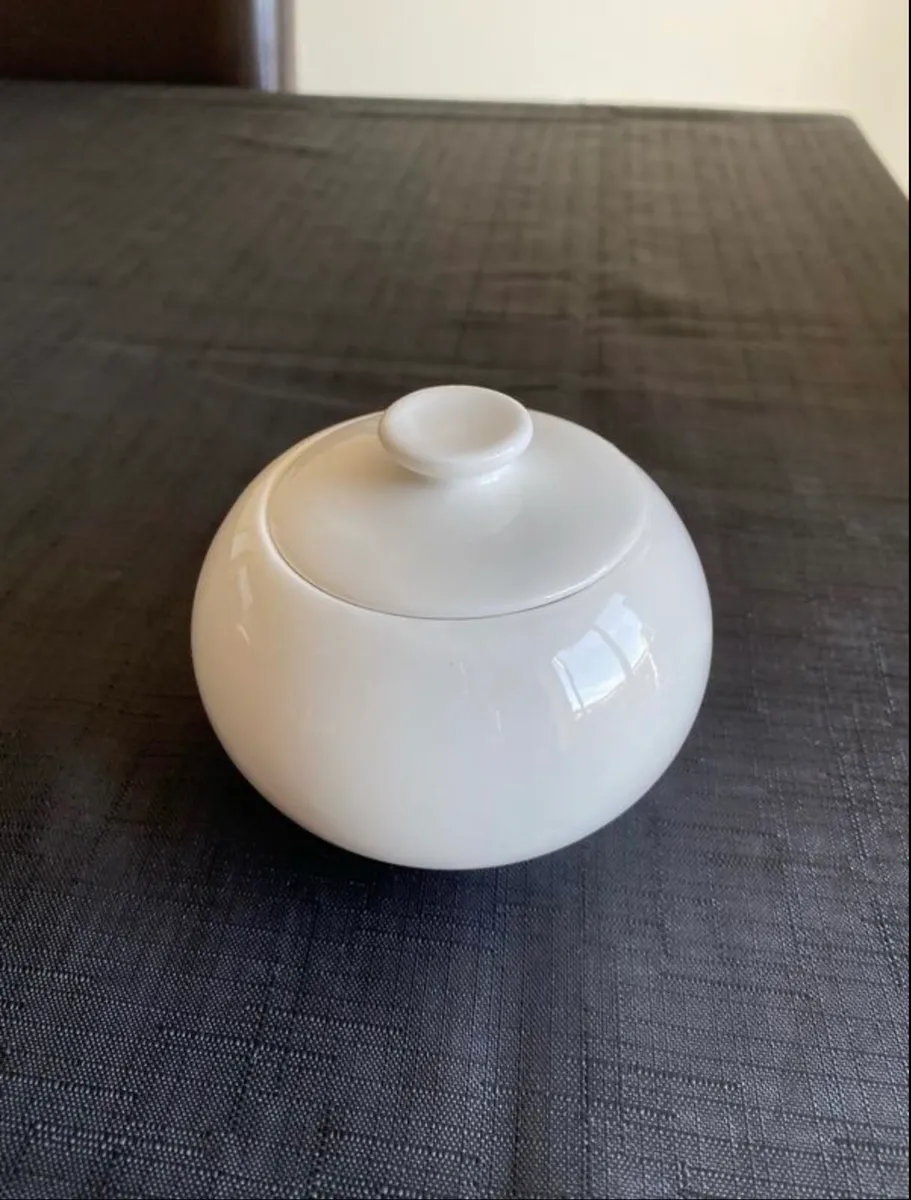 White ceramic sugar pot with lid, mint condition - Image 1