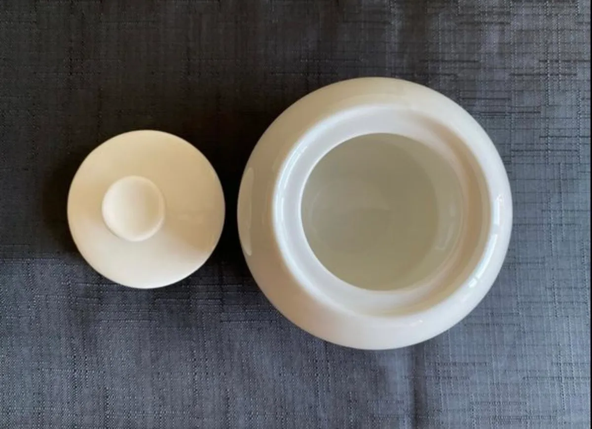 White ceramic sugar pot with lid, mint condition - Image 2