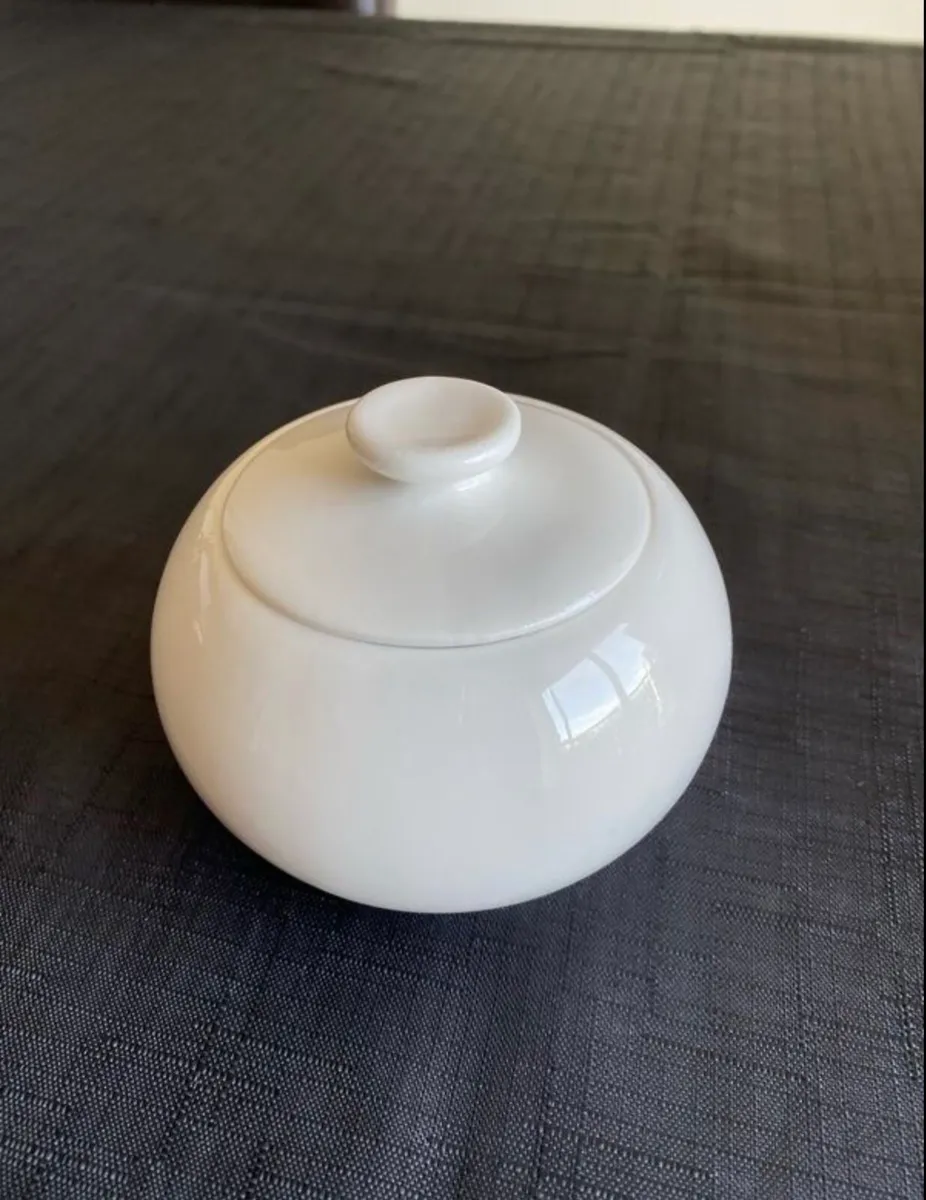 White ceramic sugar pot with lid, mint condition - Image 3