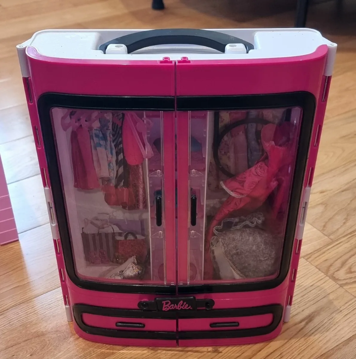 Barbie vaction house, car and wardrobe - Image 3