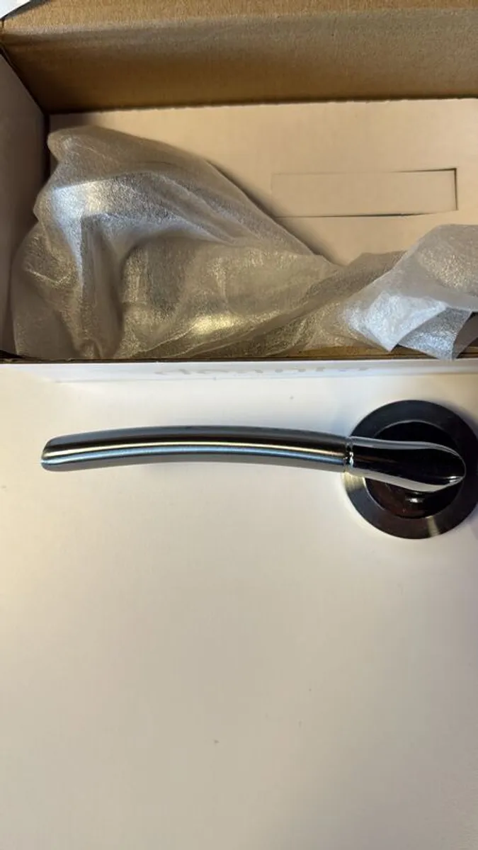 Deanta Torc door handle (in Pairs) - Image 1