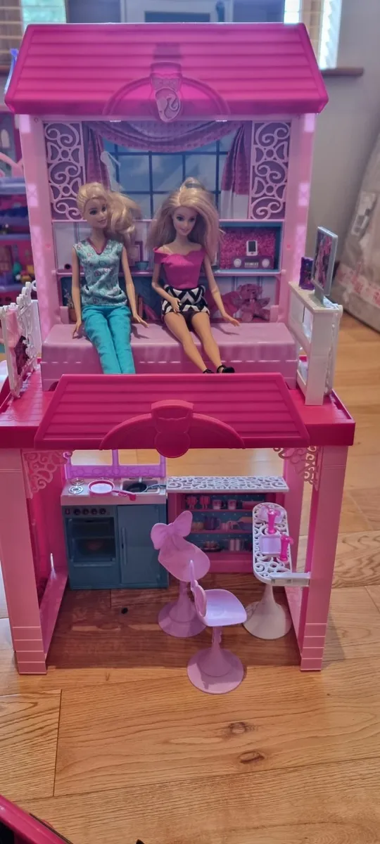 Barbie vaction house, car and wardrobe - Image 1