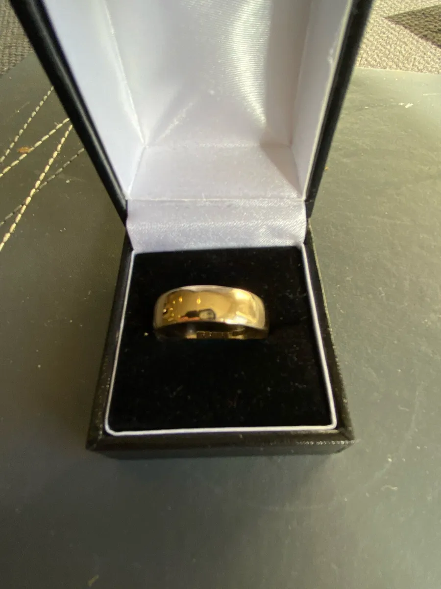 9ct Gold Gents Wedding Ring AS NEW - Image 1