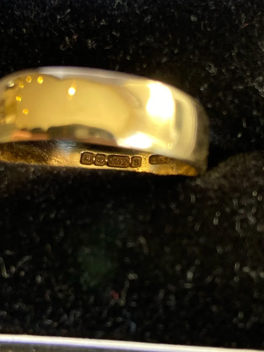 9ct Gold Gents Wedding Ring AS NEW - Image 2