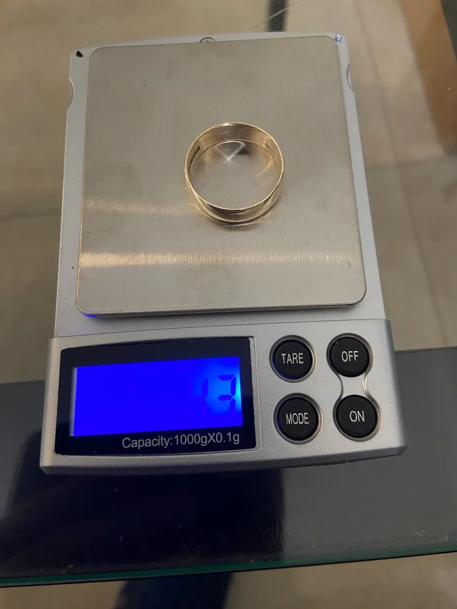 9ct Gold Gents Wedding Ring AS NEW - Image 3