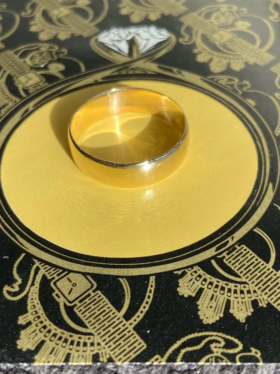 9ct Gold Gents Wedding Ring AS NEW - Image 4