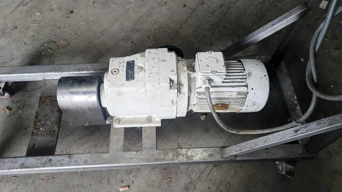 Electric motor with variable speed gearbox - Image 2