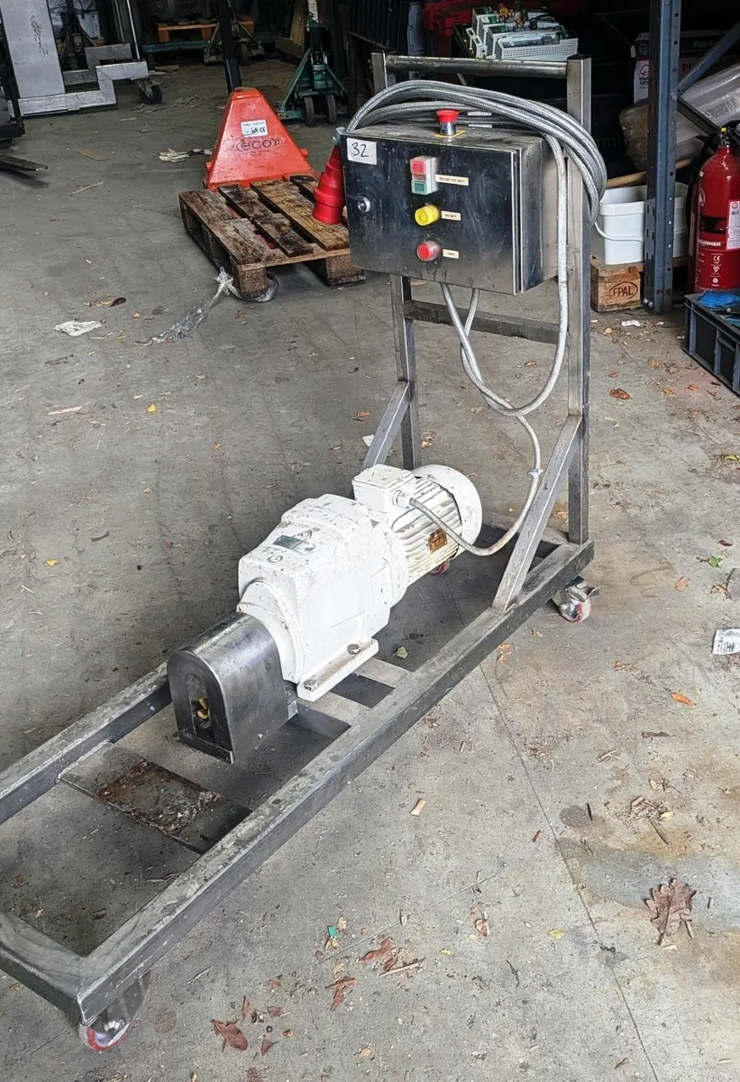 Electric motor with variable speed gearbox - Image 1