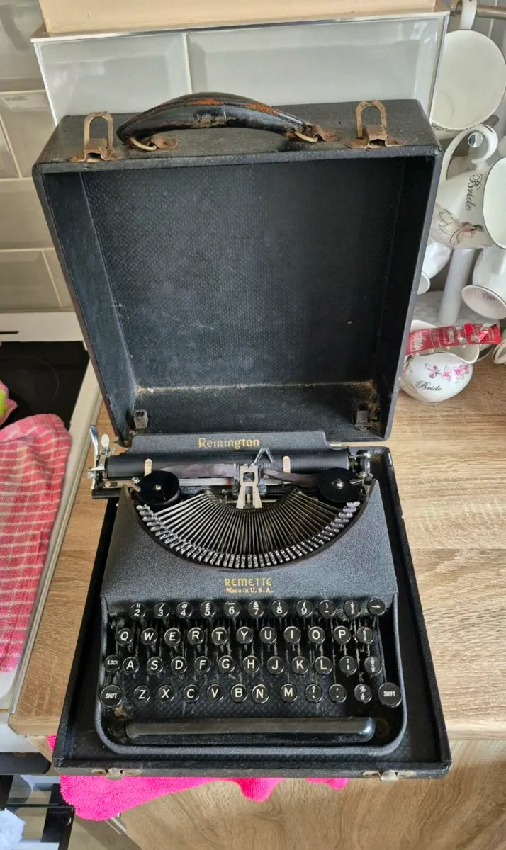 VINTAGE TYPEWRITER CASE WORKS GREAT RLEMINGTON RAN - Image 1