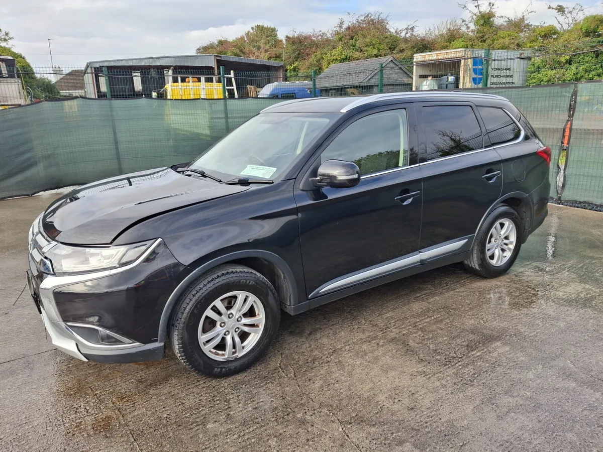 2017 Mitsubish Outlander Light Damage - Image 1