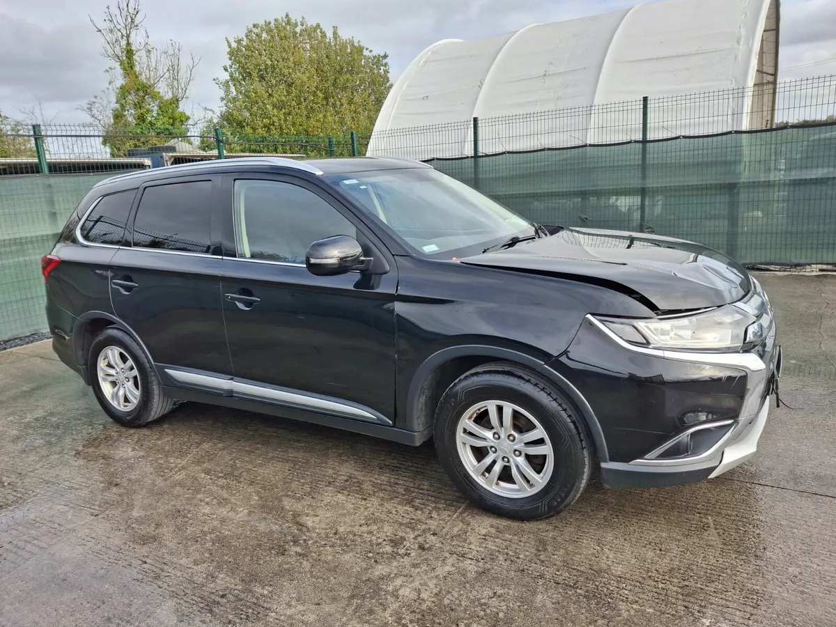 2017 Mitsubish Outlander Light Damage - Image 2