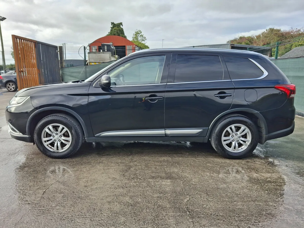 2017 Mitsubish Outlander Light Damage - Image 4