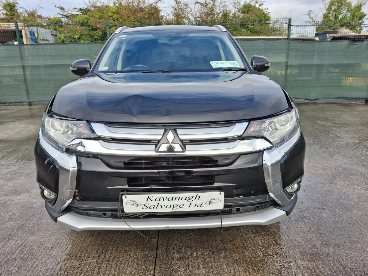 2017 Mitsubish Outlander Light Damage - Image 3