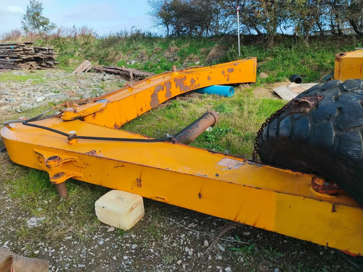 JCB JS330 Standard Boom and Dipper - Image 1