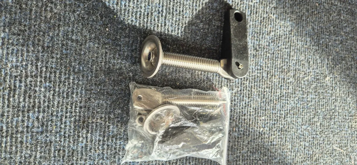 Outboard engine fixing clamps