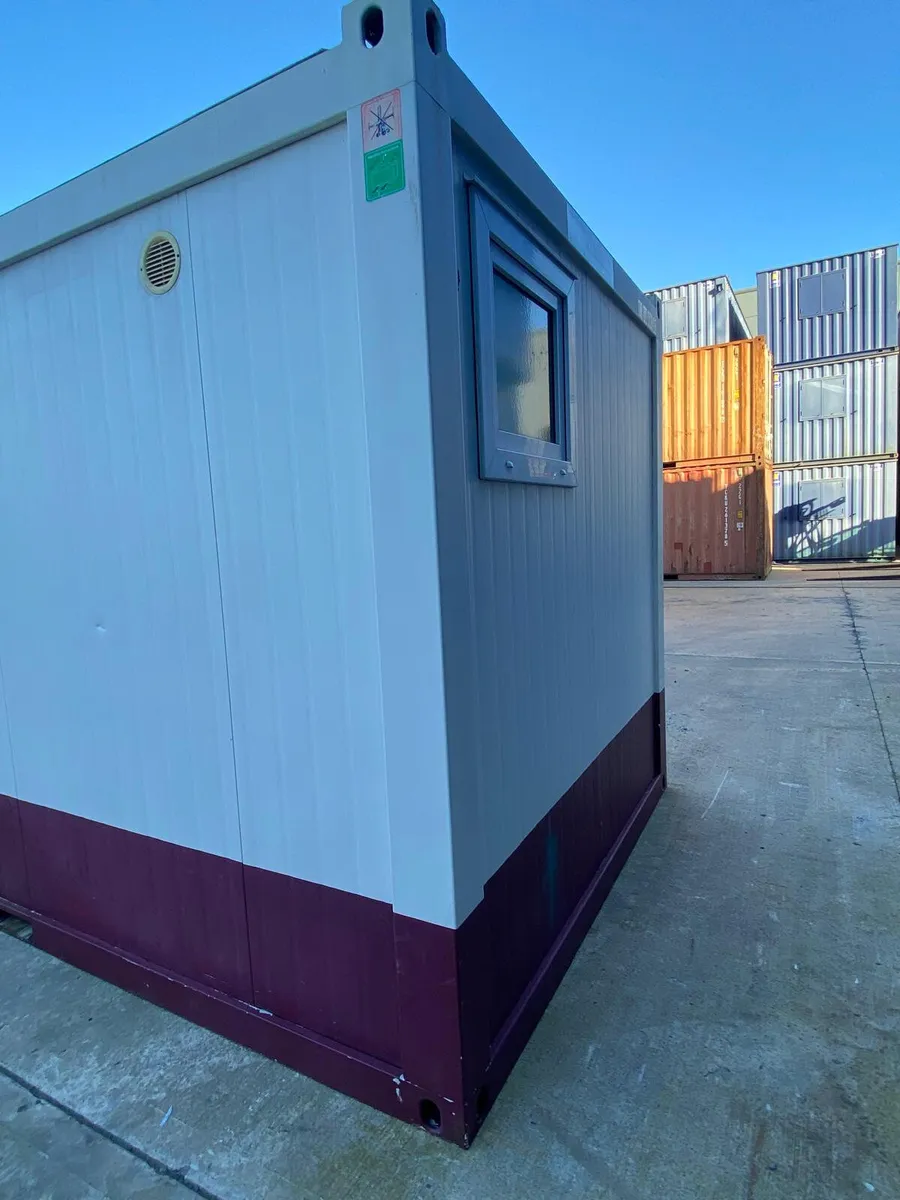 20FT X 8FT MALE/FEMALE TOILET AND SHOWER UNIT - Image 1