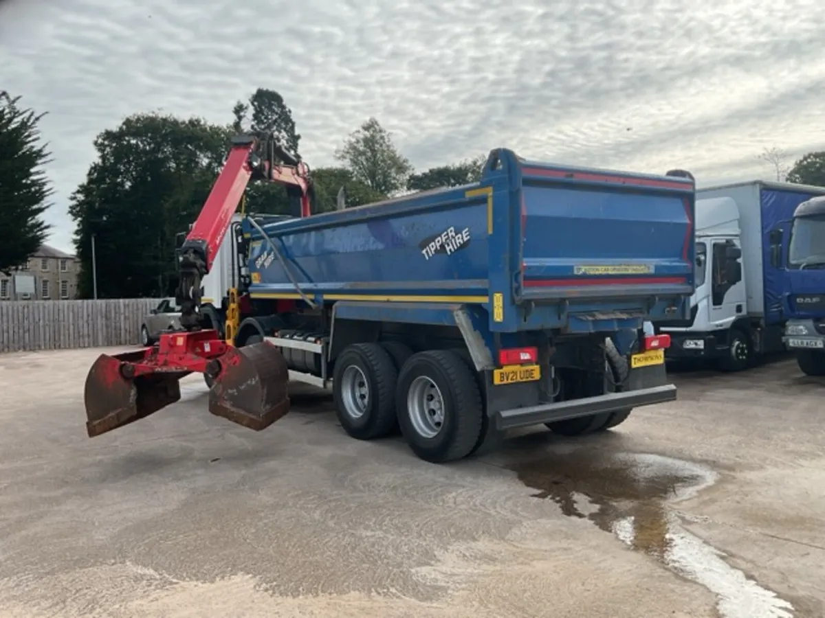 2021 (21) Scania P410 XT 8x4 Steel Tipper Grab - Image 4