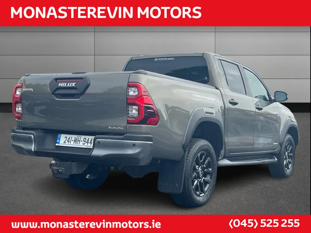 Toyota Hilux 2.8 INVINCIBLE AUTO - Image 3