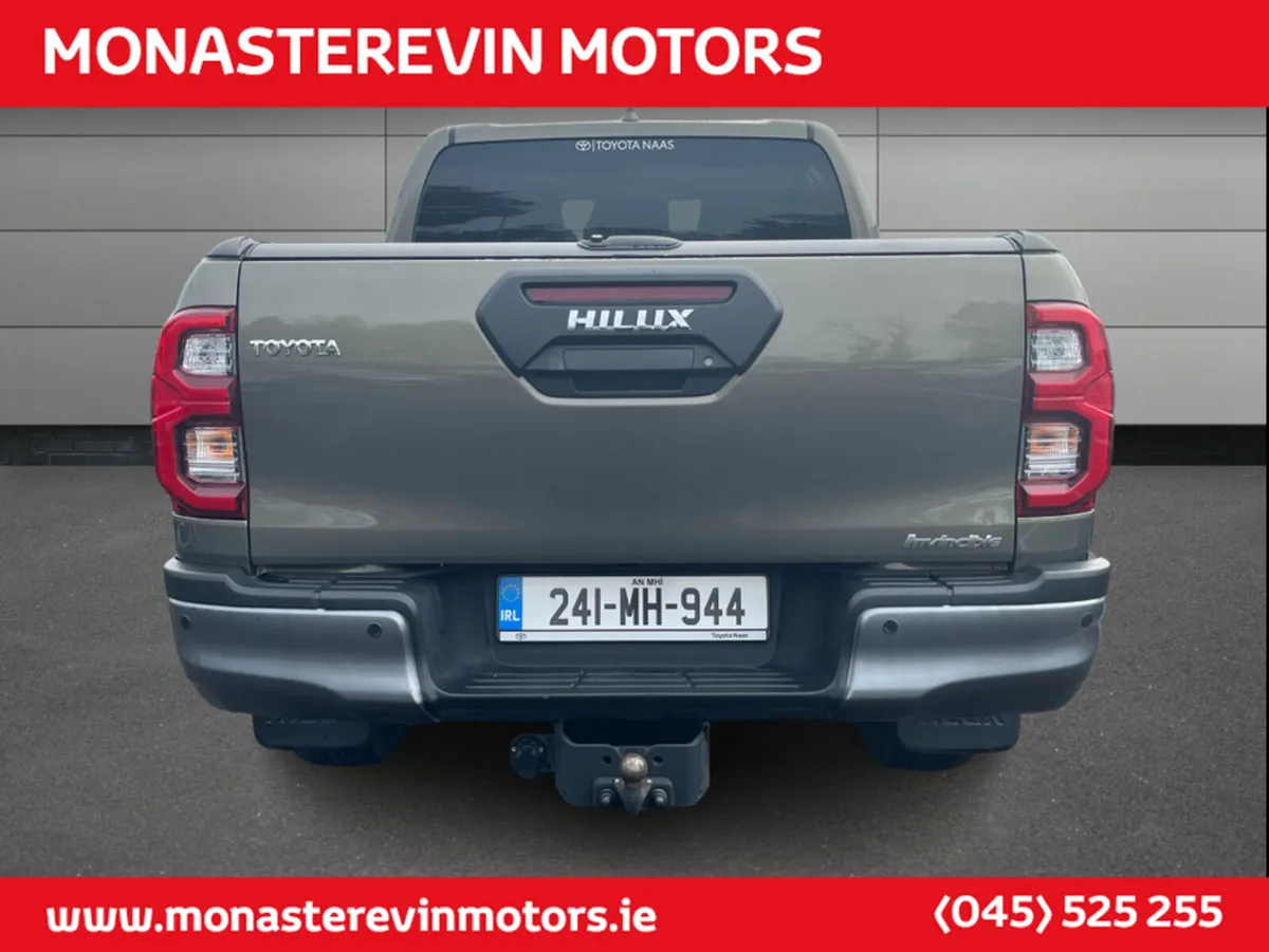 Toyota Hilux 2.8 INVINCIBLE AUTO - Image 4
