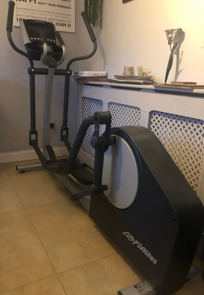 Professional life fitness X1 Go - cross trainer - Image 1