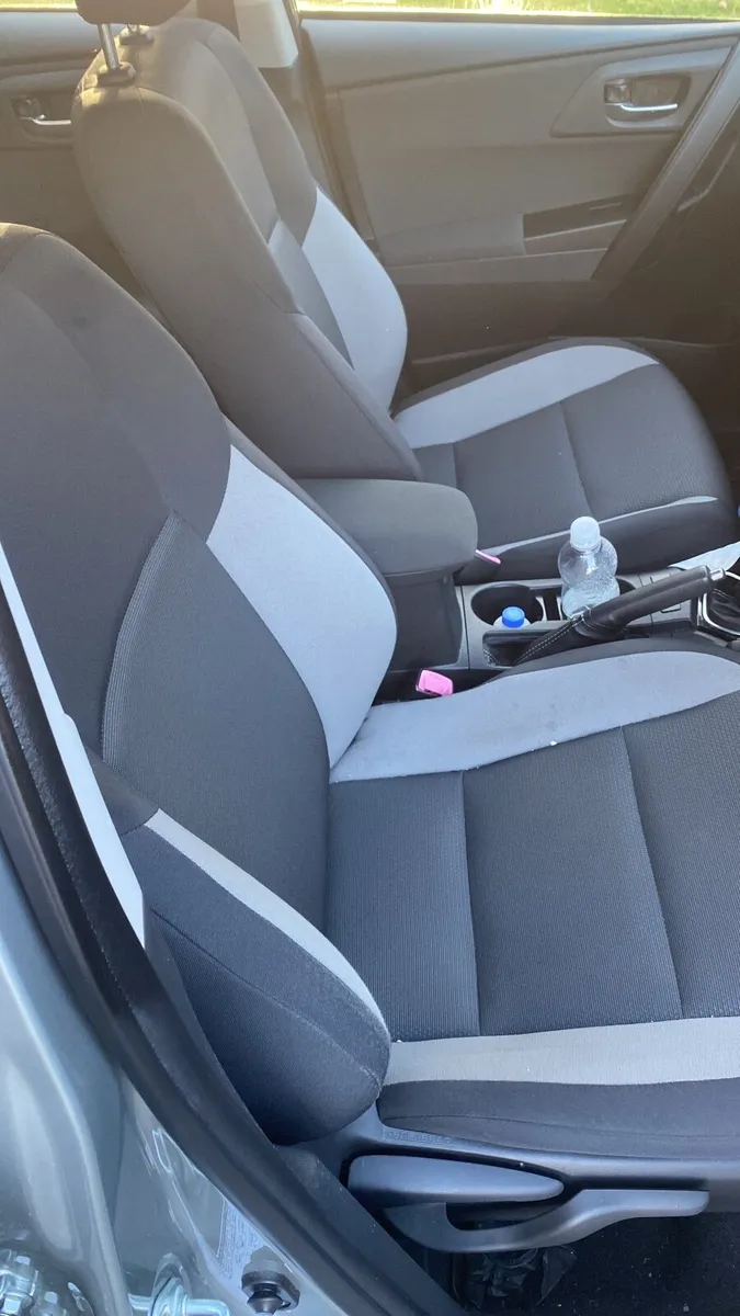 Toyota Auris 2016 - Image 2