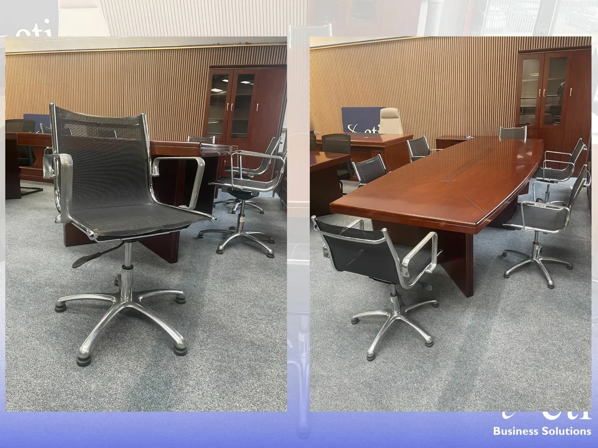 18 X Black Swivel Meeting Chairs With Chrome Base - Image 4