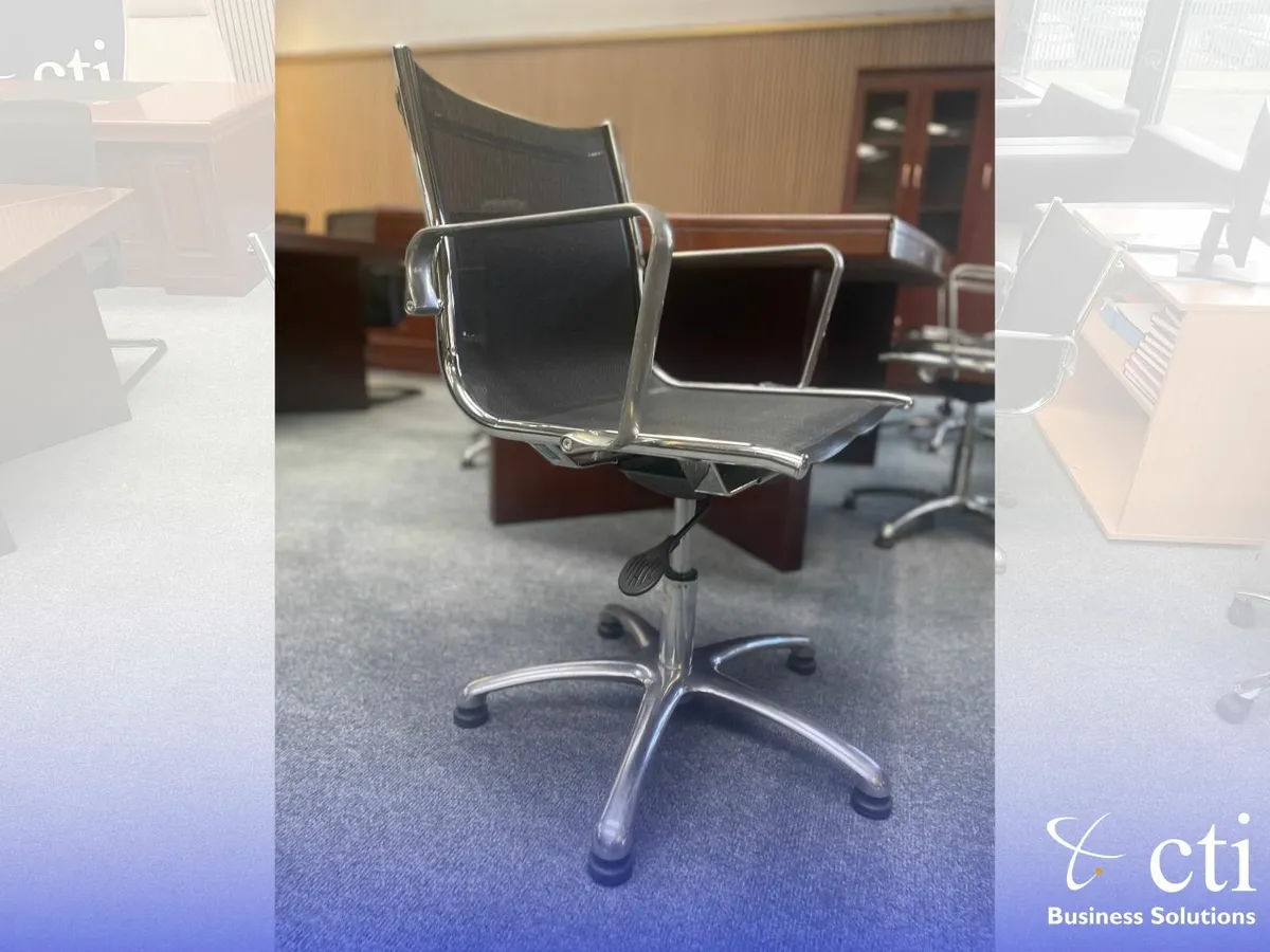 18 X Black Swivel Meeting Chairs With Chrome Base - Image 2