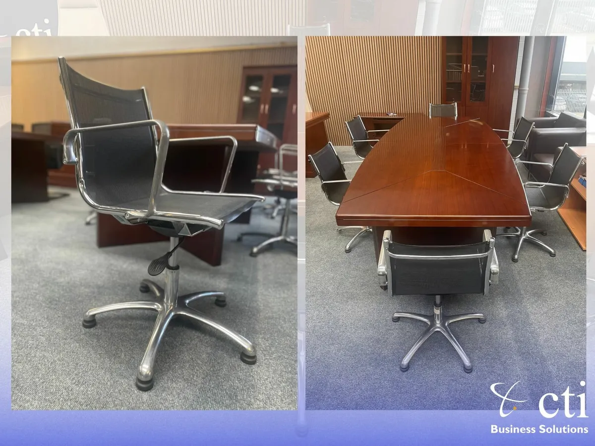 18 X Black Swivel Meeting Chairs With Chrome Base - Image 1