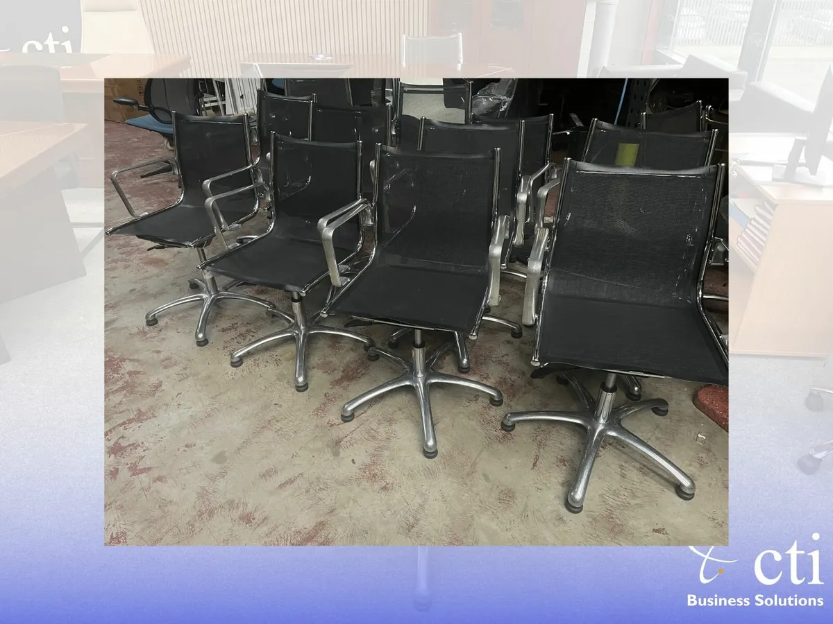 18 X Black Swivel Meeting Chairs With Chrome Base - Image 3