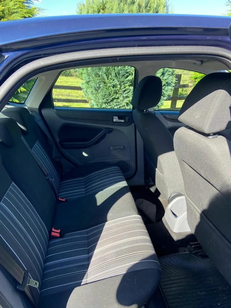 Ford Focus 2010 - Image 2