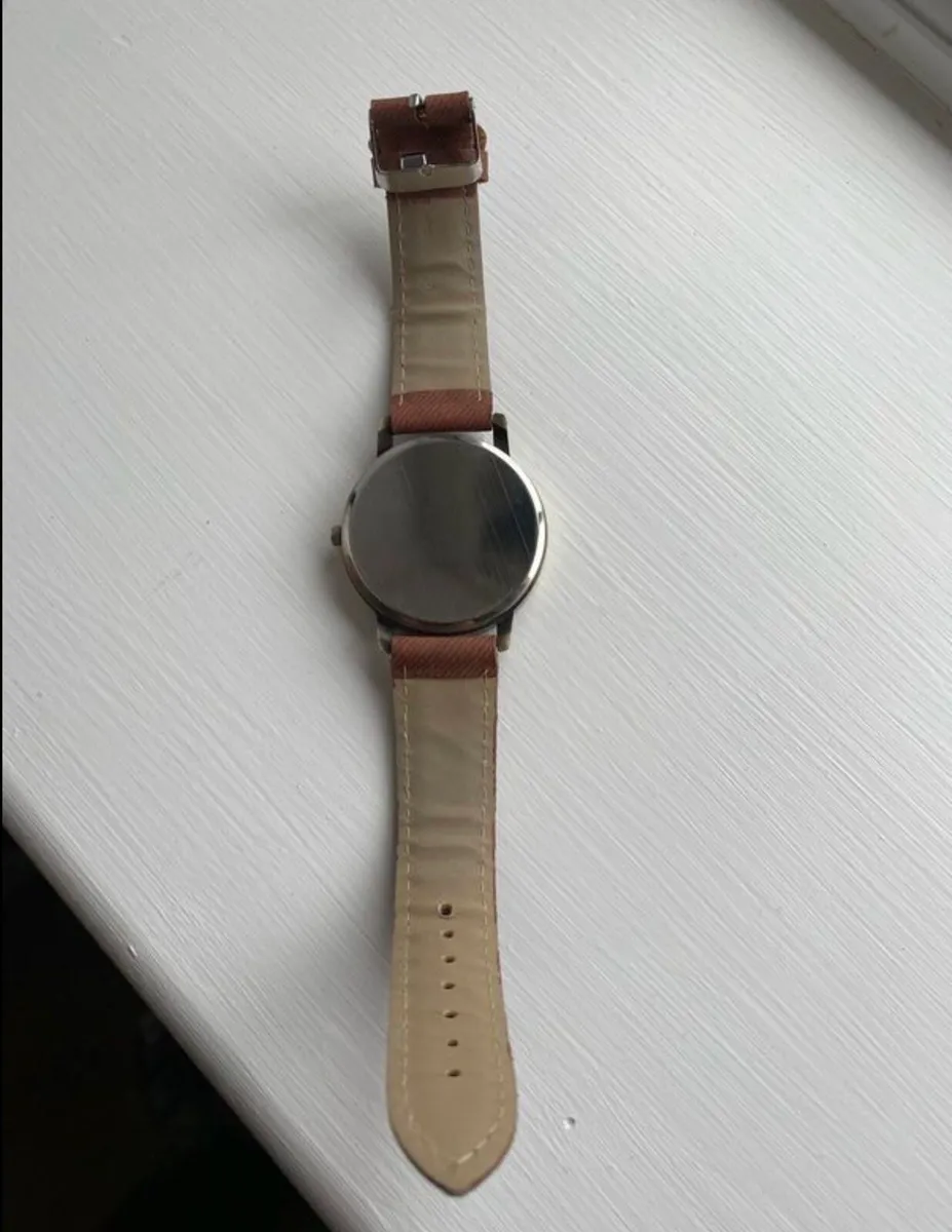 Unisex world map watch in good condition - Image 3