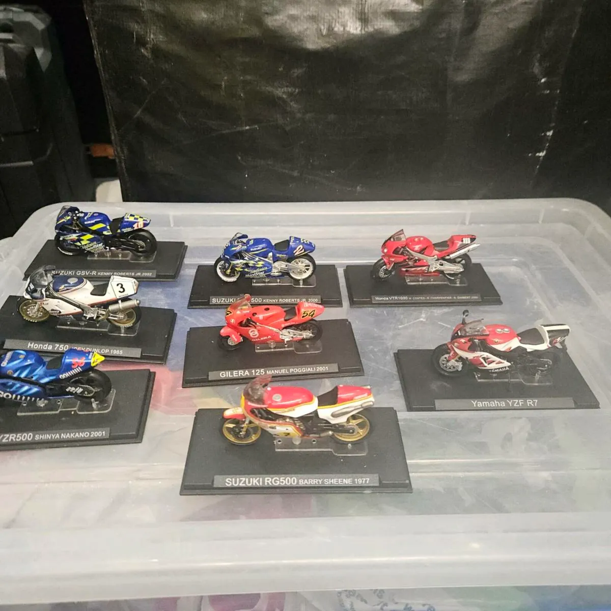8 model motorbikes - Image 1