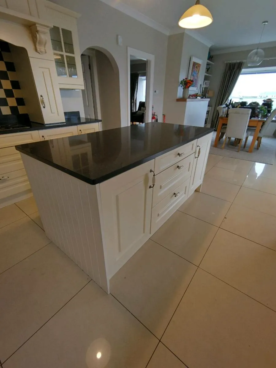 Kitchen Island - Image 1
