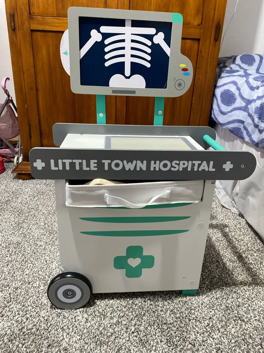 Toy hospital - Image 1