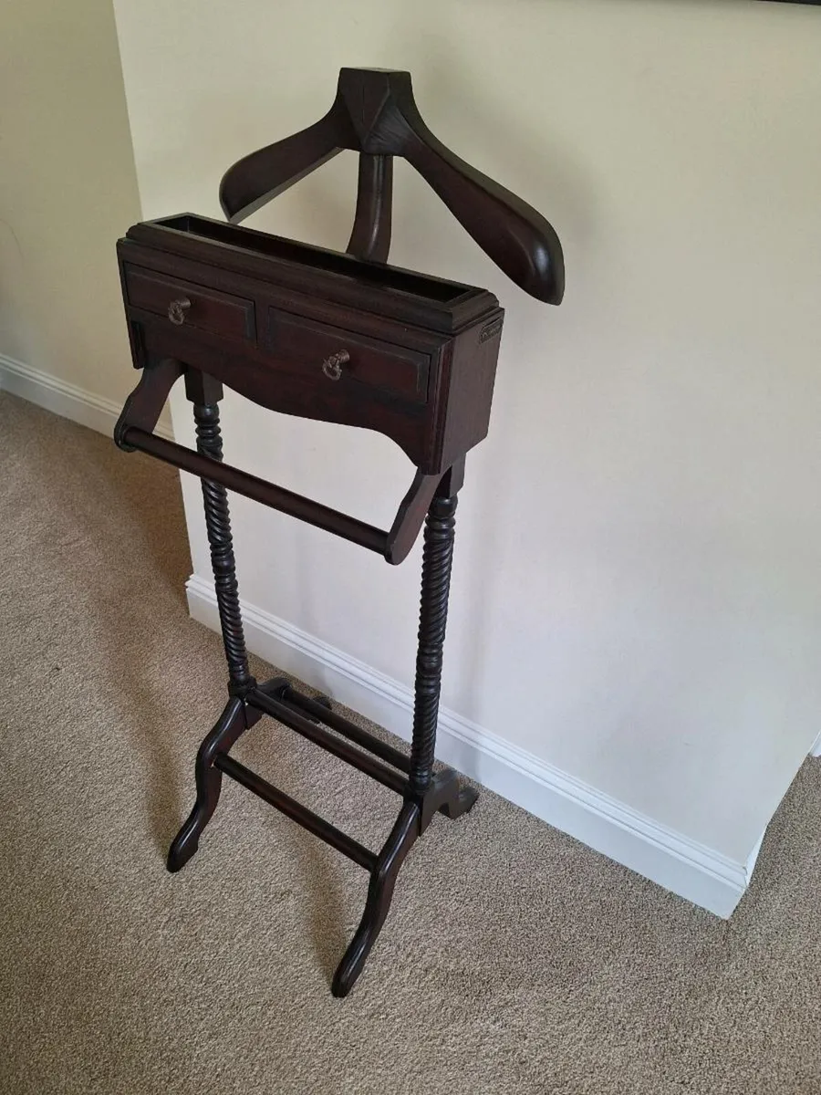 Suit stand - Image 1