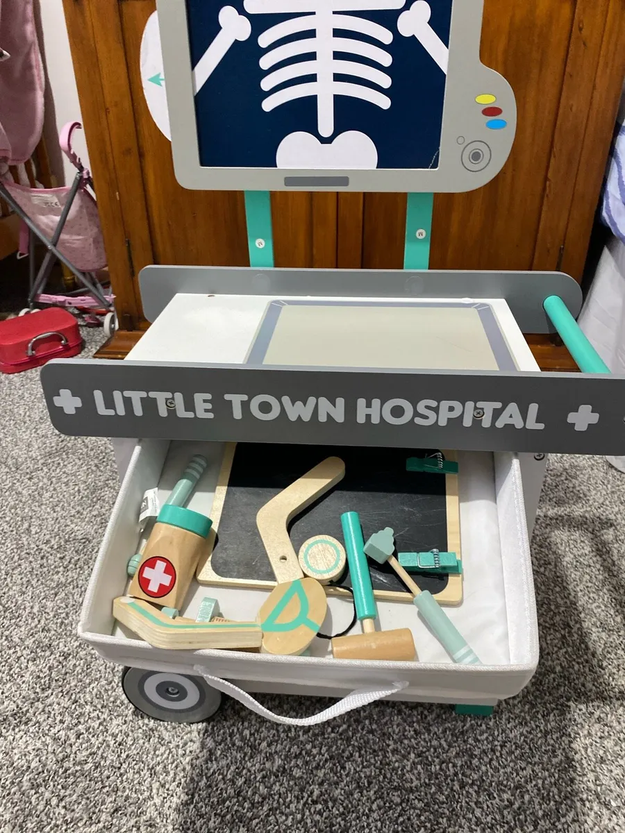 Toy hospital - Image 2